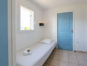 Kun en kort gåtur til stranden | Modest Duplex + fælles adgang til indendørs pool - Image 5
