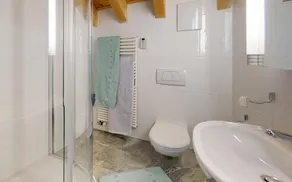 Situato all'ingresso del villaggio di Celerina, questo condominio ha un caratter - Image 2