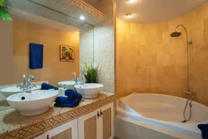 Luxury Villa with superb pool and breathtaking coastal views - Image 3