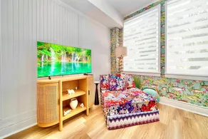 King Bed Mermaid  Suite , free parking, heart of Palm Beach - Image 2
