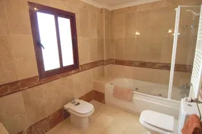 Costa del Sol. Schöne Villa mit vier Schlafzimmern mit atemberaubender Aussicht und privatem Pool - Image 4