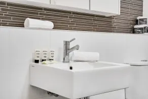 Comfy 2-Bed Near the Lake with Secure Parking - Image 5