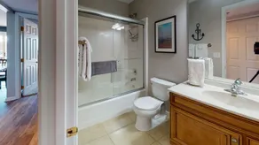 Einfach beziehbare Eigentumswohnung! Genieße das Leben am See: 3 Schlafzimmer, 2 Bäder, Platz für 9 Personen, 2 Pools, Bootsanlegeplatz und Strand! - Image 3