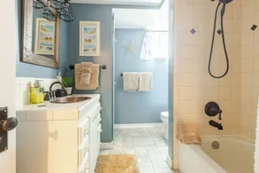The HollyHock Cottage - a coastal themed beach getaway - Image 3