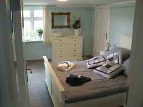 Nostalgi i et romantisk sommerhus med stråtækt tag og pejs foran øen Usedom - Image 4