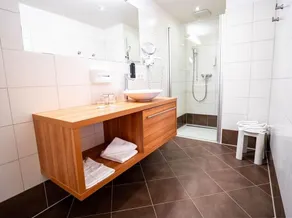 Terrasse-suite, Dusche und WC, HP, Kurz - Hotel Lindenhof - Image 2