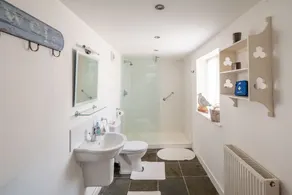 Et omhyggeligt renoveret sommerhus med charmerende originale træk, herunder bjælkelofter og en udsat 16. århundrede væg kombineret med moderne bekvemmeligheder og en afslappet stemning. Det tilbyder komfortabel indkvartering til op til syv gæster, med ... - Image 2