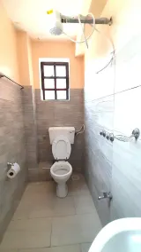 Cosy 2 Bedroom Apartment Master Ensuite! 5 Minutes from Town Center - Image 3