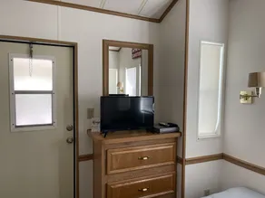 Lake Daze - Cozy LakeFront Getaway - Image 3