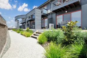 Mariners Cove Waterfront Motel and Apartments - Image 3