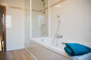 Spacious Design Home with Garden near Centre - Image 4