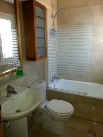 Vacker villa med stor uppvärmd pool, gratis wi-fi och air con i alla sovrum. - Image 3