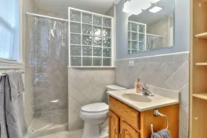 Beautiful 4 bedroom 2 full bathroom close to everything! - Image 3