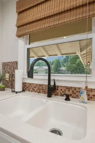 Southern Hills Stunner! 3bd/2bth - Image 4