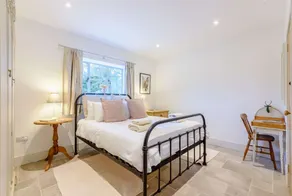 A stylish, dog friendly, single storey holiday cottage in the Cotswolds with stunning countryside vi - Image 5