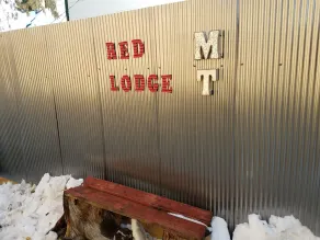 Une petite cabine avec bain à remous à Red Lodge, Montana. - Image 2