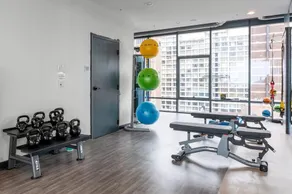Airy Lakeview Studio, w/ W/D, Gym, near Lincoln Park, by Blueground - Image 5