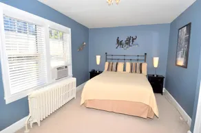 Aunt Bea's Bungalow - Pet Friendly - Hot Tub - Screen Porch - Wifi - Fenced Yard - King Bed - Town - Image 4