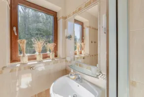 Large, comfortable holiday home with a garden - Image 3