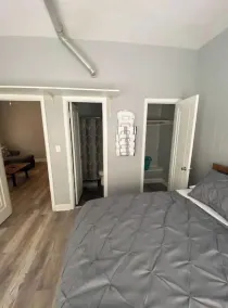 Cozy apartment next to Fountain lake, hospital and downtown restaurants. - Image 5