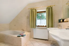 Holiday Home 'Zum Zaunkönig' with Private Terrace, Garden & Wi-Fi - Image 4