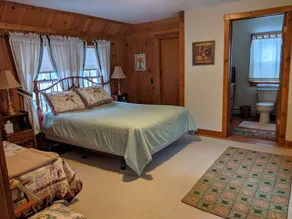Comfortable family lake house with tennis court and private beach - Image 4