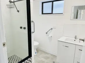6 Lake st, 4 bedroom , 3 bathroom, 4 toilets, kitchen upstairs and downstairs - Image 5