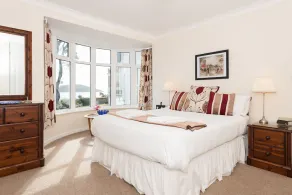 Beautifully appointed seafront apartment - Image 5