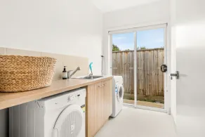 Four bedroom luxury modern home, walk to beach, free WIFI - Image 2