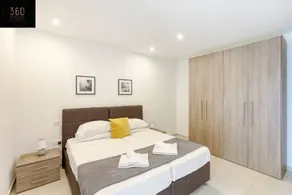 Beautiful, stunning 3BR home, opposite the harbour - Image 4