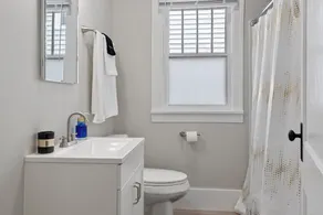 Newly-renovated House - Luxurious Massage Chair - Close to Attractions/Hospitals - Image 4