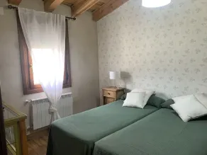 Two-bedroom house in Duratón - Image 4