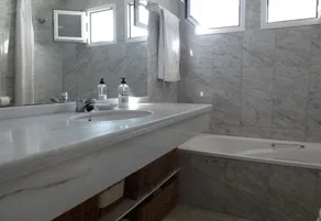 Frontline Beach Apartment - Image 3