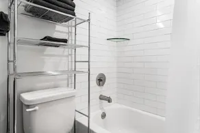Cozy Studio with Queen Bed, City Walkable! - Image 4