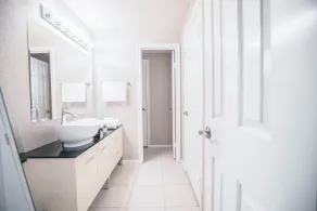 COMFY COZY MED CENTER HOME - Image 4