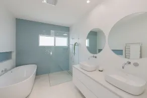 LE CHALET, maison de plage design avec piscine dans la belle Catherine Hill Bay. - Image 3