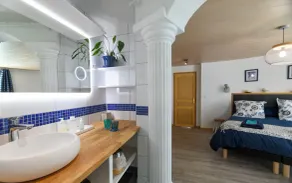 Santorini bed and breakfast with terrace and swimming pool - Image 2