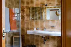 The beautiful apartment with separate entrance is on the 1st floor and accessible via 7 steps. The apartment is quietly located and only a few minutes away from the town center. The living space of 62 sqm consists of one bedroom with a... - Image 3
