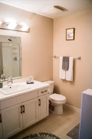 Top floor!Mission Hill and lake view. Gym,pool,sauna,and more! Mins to the lake - Image 3