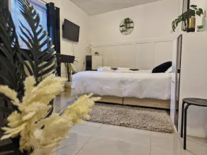 Seaside Escape - Sleeps 4 - Pets Ok - Free Parking - Image 3