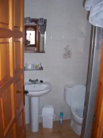 Imposante 4-Schlafzimmer-Villa mit Pool, 10 Minuten zu Fuß vom Meer entfernt - Image 3