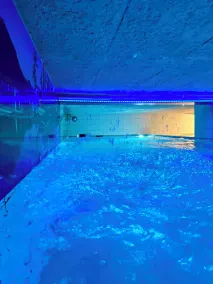 TYPISK HUS MED INDENHAVSBADBAD I VINTER OG UDENDORS I SOMMER - Image 2
