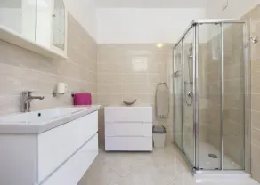 Lovely, large apartment near Lido beach & old town with wifi and aircon - Image 2