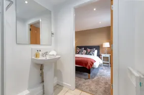River View Height Apartment with Parking - Image 3