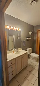 Cheerful 3-bedroom, 6 acre home on the lake! - Image 3
