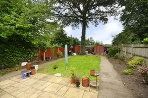 Quite Garden Flat with parking - Image 3