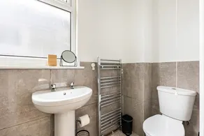 Stylish one bedroom apartment in Greater London - Image 5