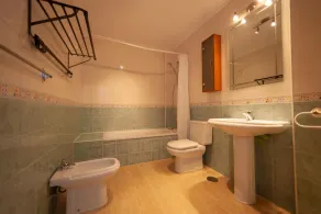 Apartamento con jardín, barbacoa y terraza - Image 2