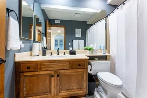 Luxury Condo in Prime Location! Close to Shopping and Beaches. - Image 4