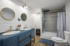 Charming 4 bedroom farmhouse with large backyard for entertaining - Image 5